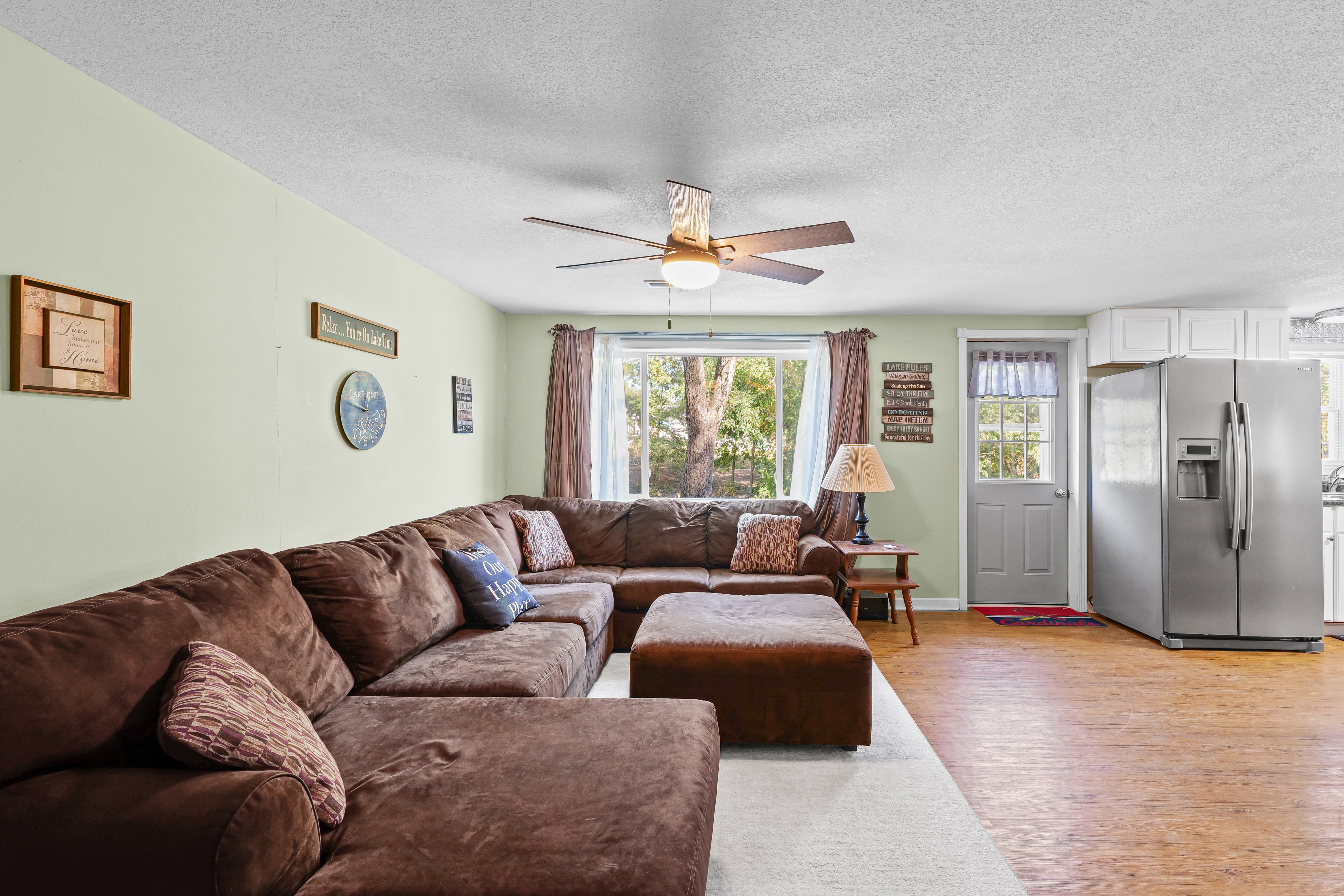 Lake Mattoon Hideaway – living room