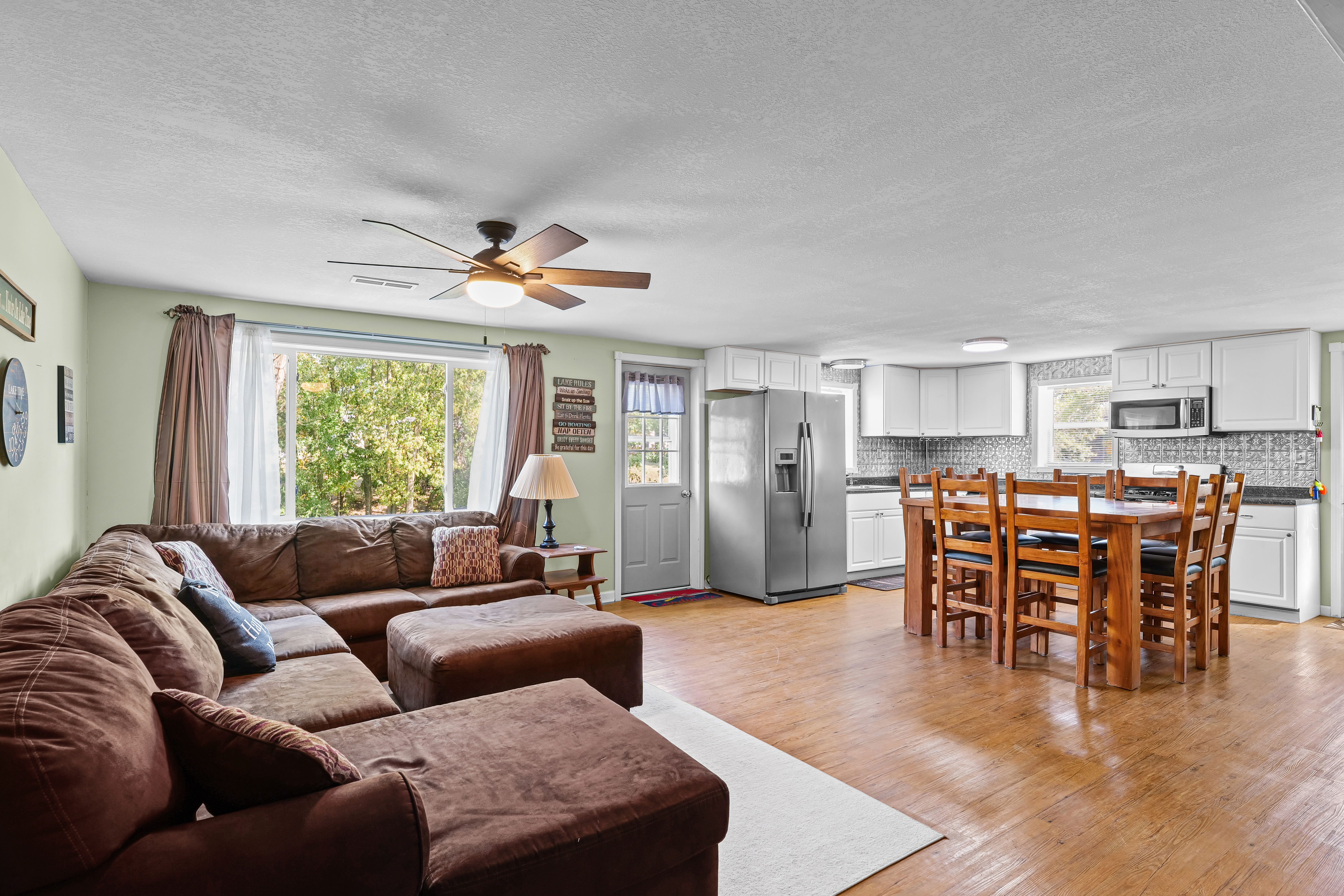 Lake Mattoon Hideaway – living room