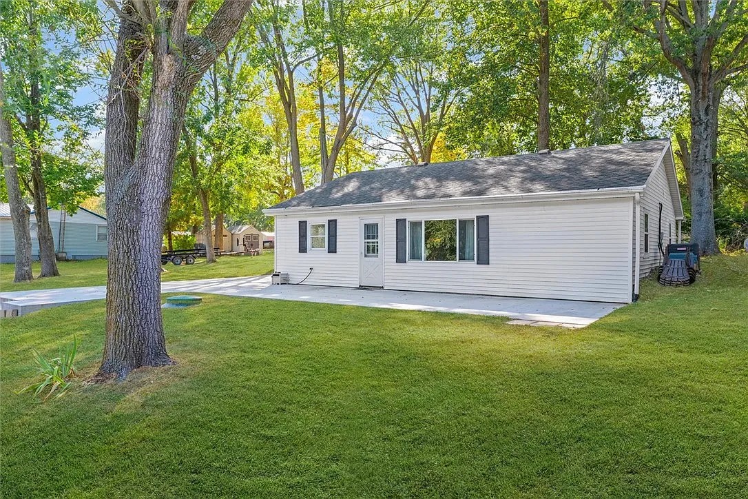 Lake Mattoon Hideaway – interior living area